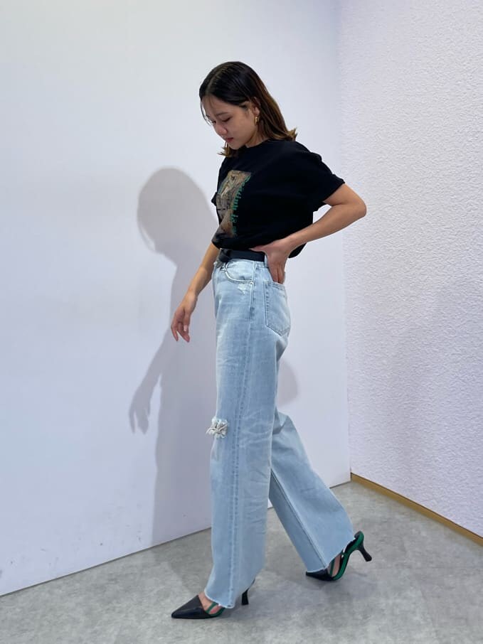 イエロー系のサンダル、ブルー系のデニムパンツ、ブラック系のTシャツ/カットソーを着用したレディースの夏コーディネートの4枚目の写真