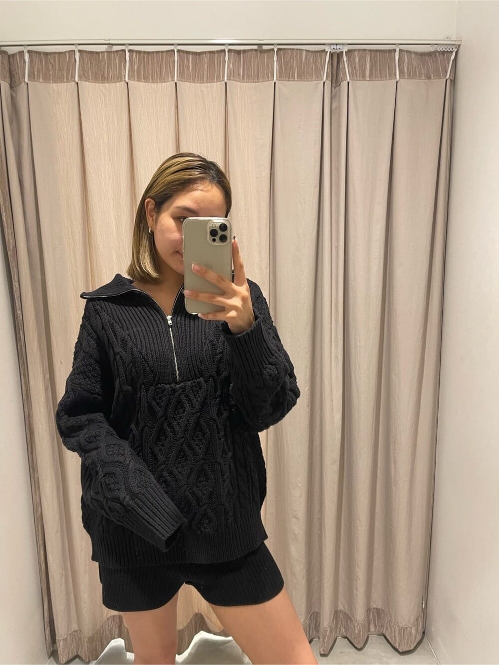 ブラック系のその他パンツ、ホワイト系のブーツ、ブラック系のニット/セーターを着用したレディースの秋コーディネートの4枚目の写真