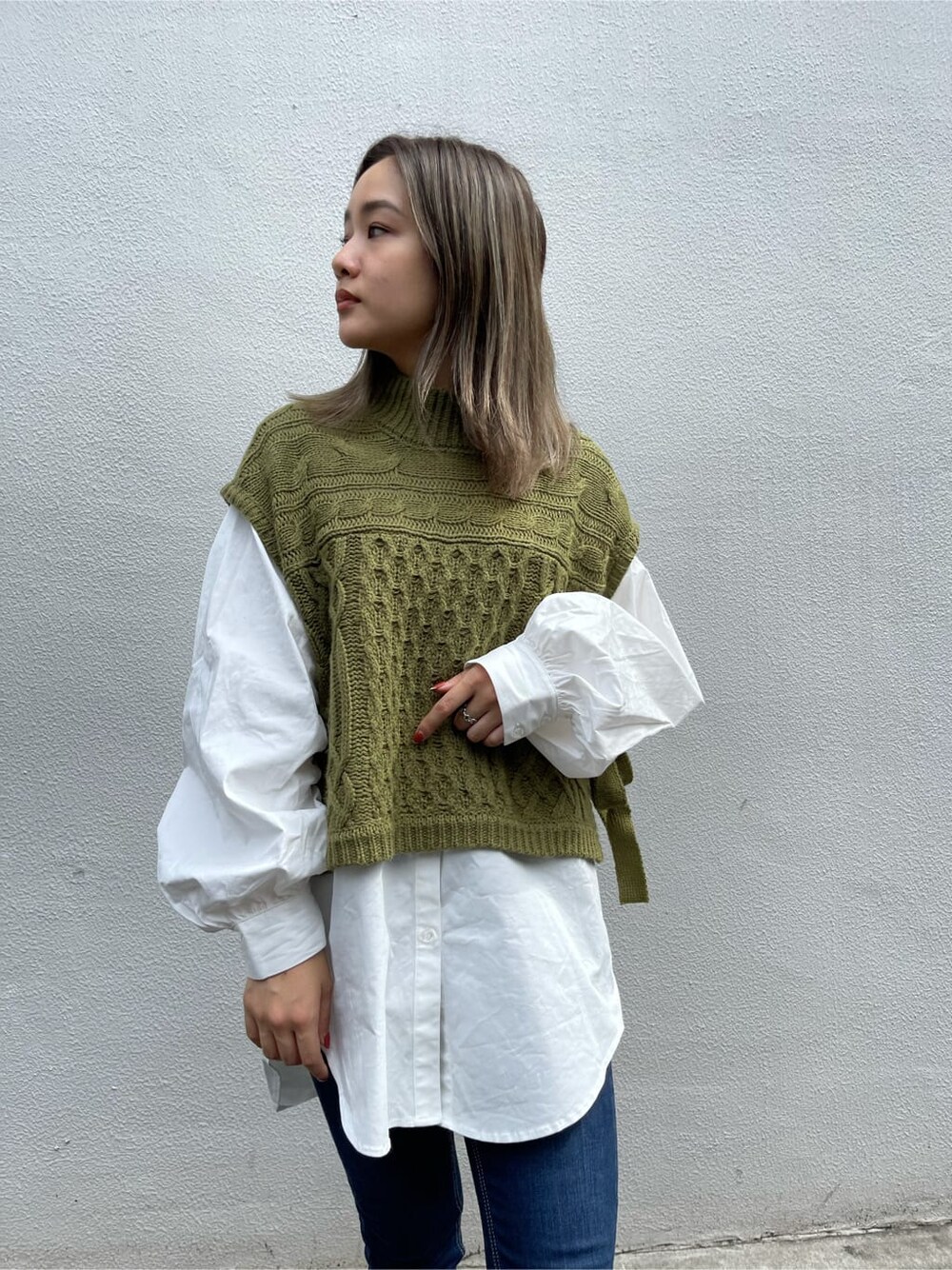 ブルー系のデニムパンツ、ブラック系のブーツ、ホワイト系のシャツ/ブラウスを着用したレディースの秋コーディネートの4枚目の写真