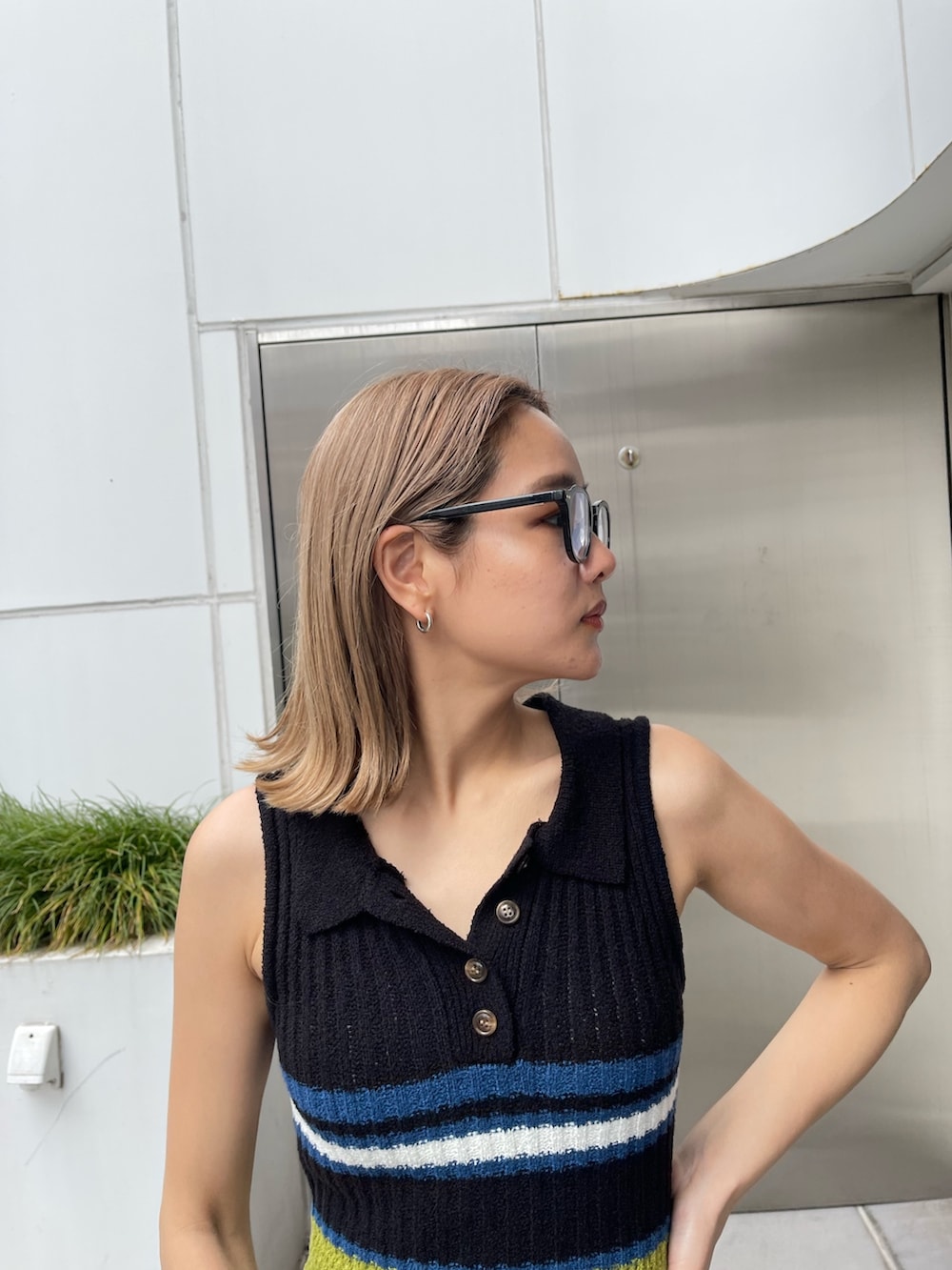 ブラック系のワンピース、ブラック系のハンドバッグを着用したレディースの春コーディネートの3枚目の写真