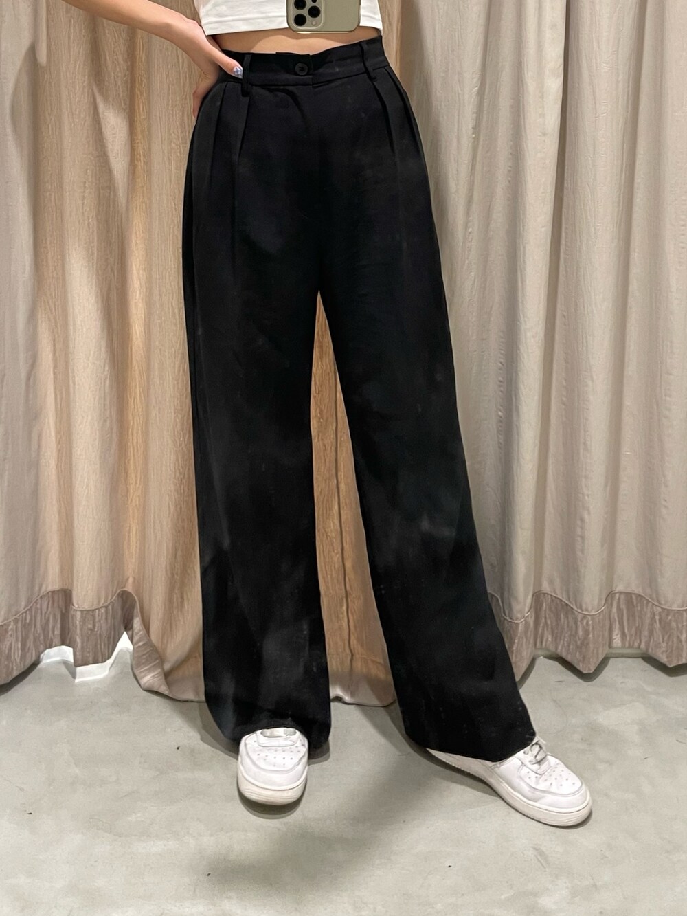 ブラック系のその他パンツ、ホワイト系のTシャツ/カットソーを着用したレディースの春コーディネートの6枚目の写真