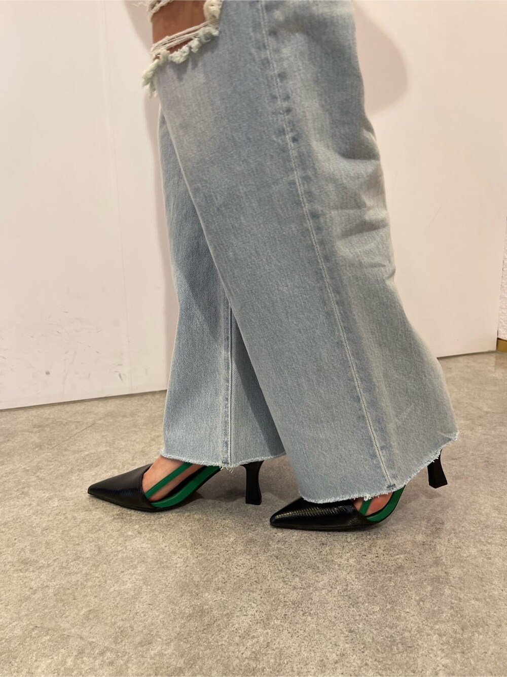 イエロー系のサンダル、ブルー系のデニムパンツ、ブラック系のTシャツ/カットソーを着用したレディースの夏コーディネートの7枚目の写真