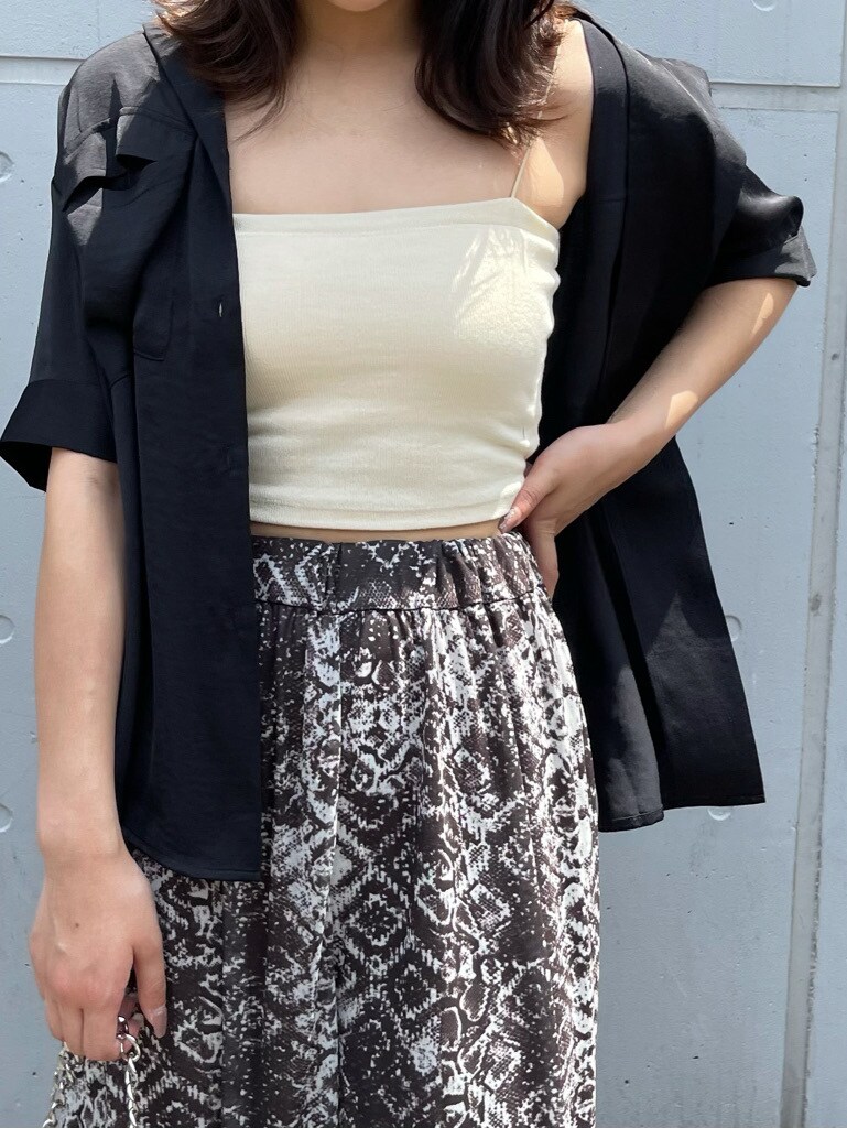 その他のスラックス、ブラック系のシャツ/ブラウスを着用したレディースの夏コーディネートの3枚目の写真