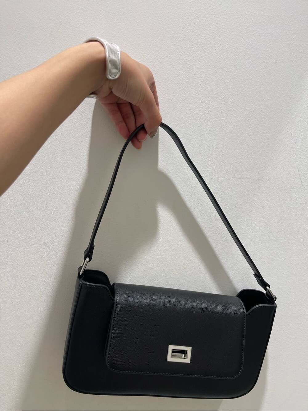 その他のワンピース、ブラック系のショルダーバッグ、ブラック系のサンダルを着用したレディースの夏コーディネートの7枚目の写真