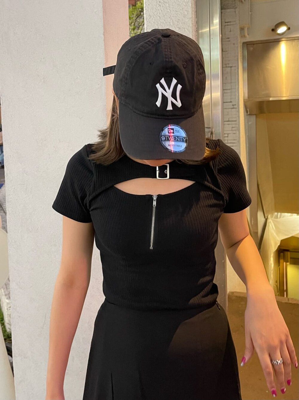 ブラック系のTシャツ/カットソー、ブラック系のスカートを着用したレディースの春コーディネートの7枚目の写真