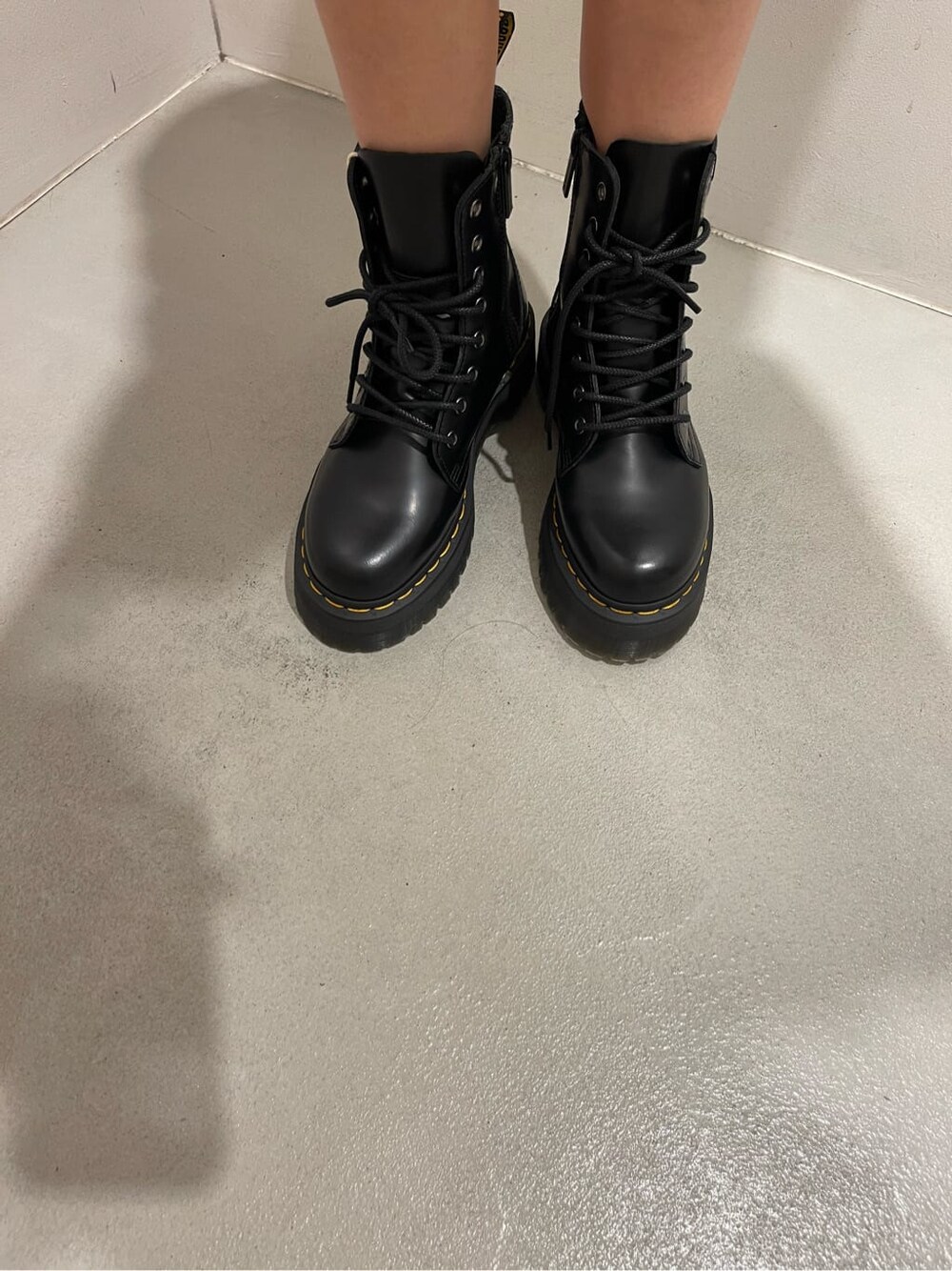 ブラック系のブーツ、ベージュ系のその他パンツ、ホワイト系のカーディガン/ボレロを着用したレディースの春コーディネートの8枚目の写真