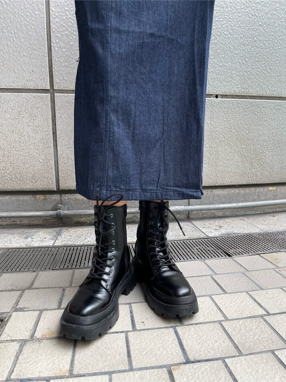 ブルー系のワンピース、ホワイト系のTシャツ/カットソー、ブラック系のブーツを着用したレディースの夏コーディネートの10枚目の写真