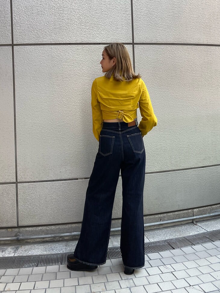 ブラック系のスリッポン、ブルー系のデニムパンツ、イエロー系のTシャツ/カットソーを着用したレディースの夏コーディネートの4枚目の写真