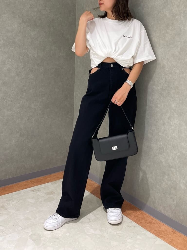 ブラック系のショルダーバッグ、ホワイト系のTシャツ/カットソー、ブラック系のデニムパンツを着用したレディースの夏コーディネートの2枚目の写真