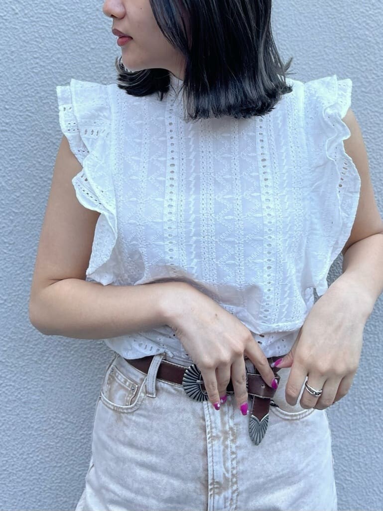 ホワイト系のシャツ/ブラウス、ベージュ系のデニムパンツ、ホワイト系のサンダルを着用したレディースの春コーディネートの4枚目の写真