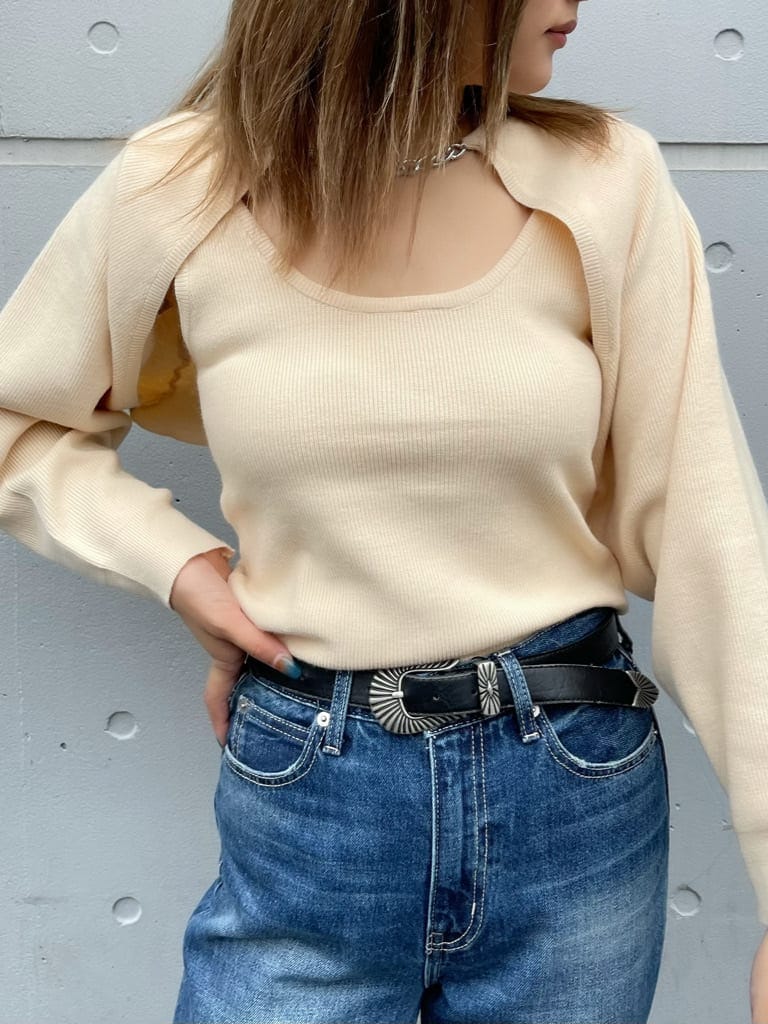 ブラック系のサンダル、ブルー系のデニムパンツ、ホワイト系のベルトを着用したレディースの秋コーディネートの4枚目の写真