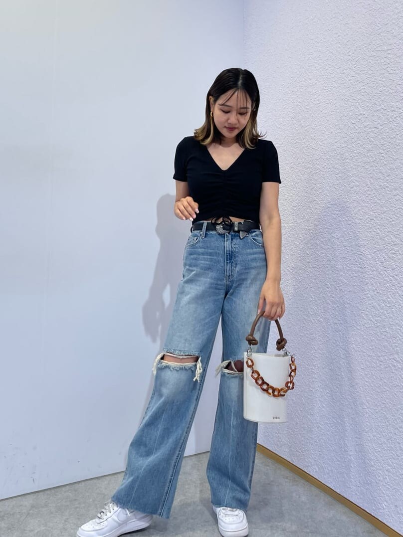 ホワイト系のショルダーバッグ、ブルー系のデニムパンツ、ブラック系のTシャツ/カットソーを着用したレディースの夏コーディネートの3枚目の写真