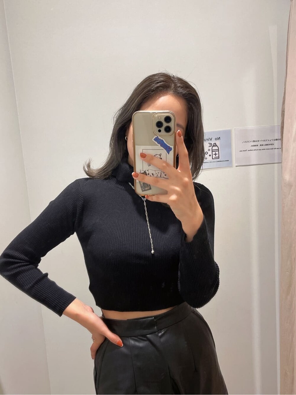 ベージュ系のカーディガン/ボレロ、ブラック系のその他パンツ、ブラック系のニット/セーターを着用したレディースの秋コーディネートの6枚目の写真