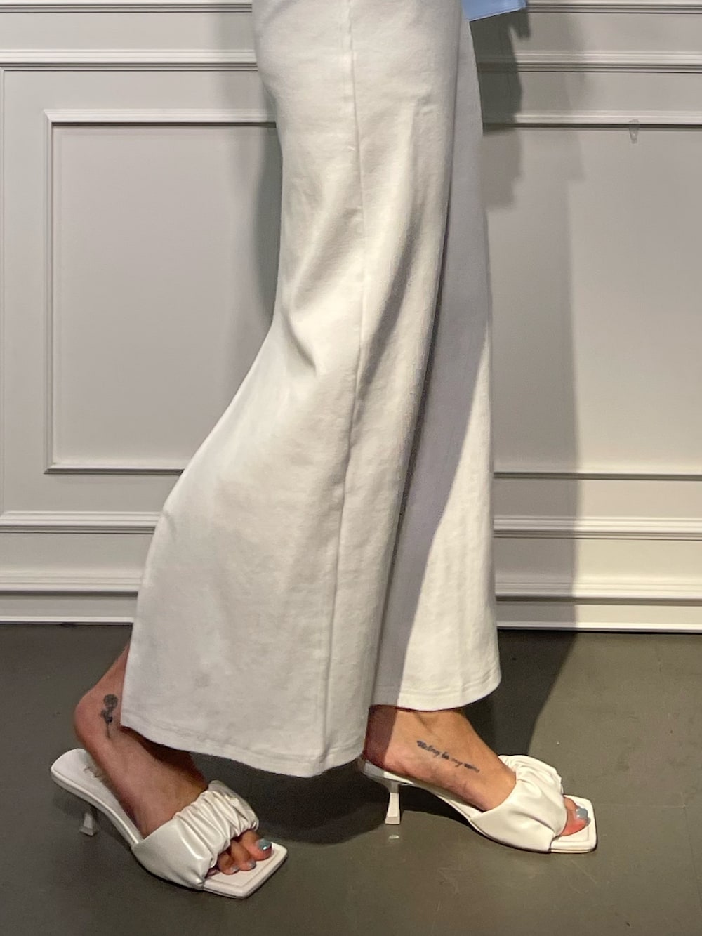 ホワイト系のサンダル、ホワイト系のワンピース、ブルー系のショルダーバッグを着用したレディースの夏コーディネートの8枚目の写真