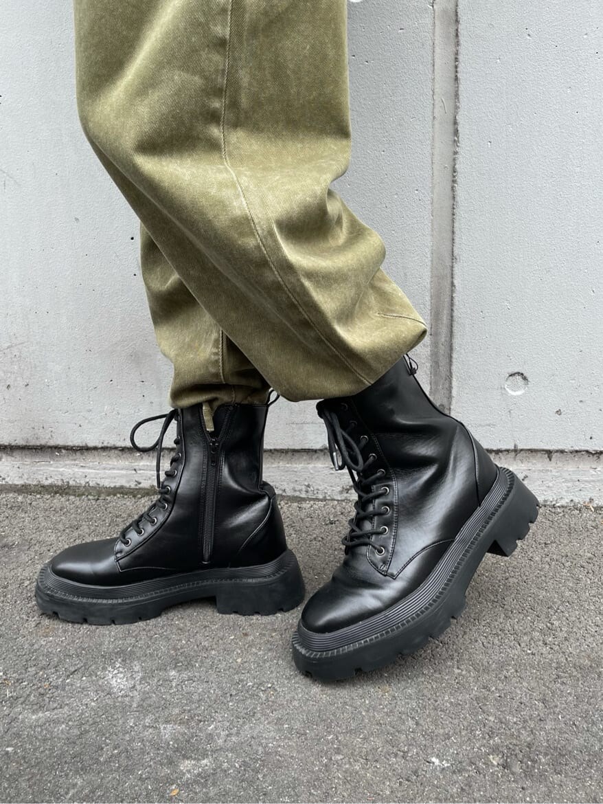 ブラック系のブーツ、ホワイト系のシャツ/ブラウス、ベージュ系のデニムパンツを着用したレディースの夏コーディネートの7枚目の写真