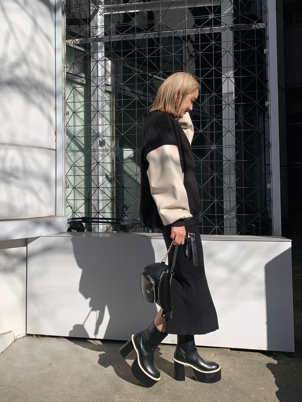 その他のスタジャン、ブラック系のボディバッグ/ウエストポーチ、ブラック系のブーツを着用したレディースの冬コーディネートの6枚目の写真