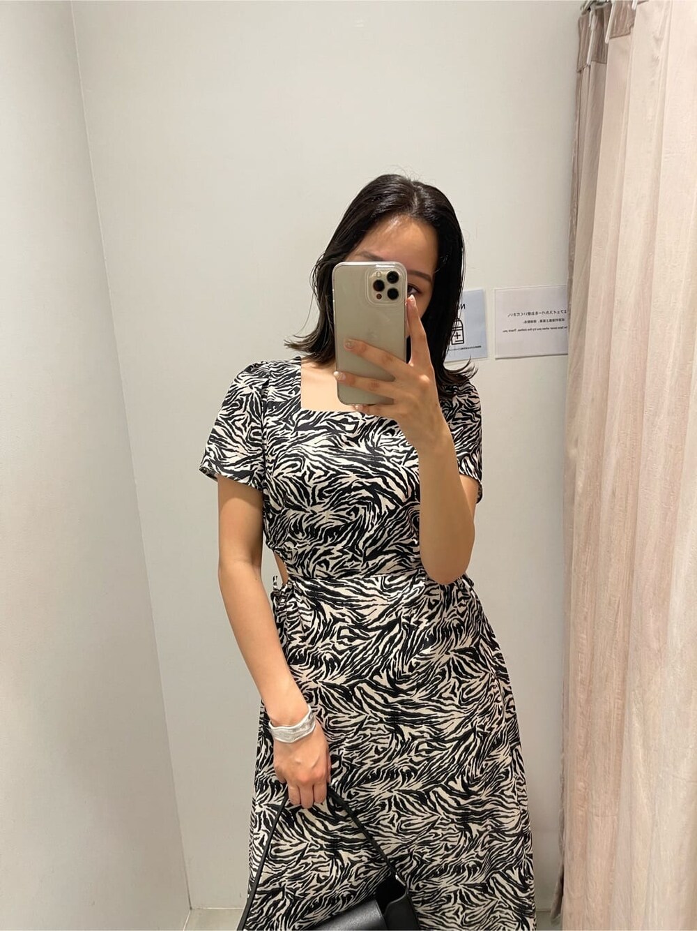 その他のワンピース、ブラック系のショルダーバッグ、ブラック系のサンダルを着用したレディースの夏コーディネートの3枚目の写真