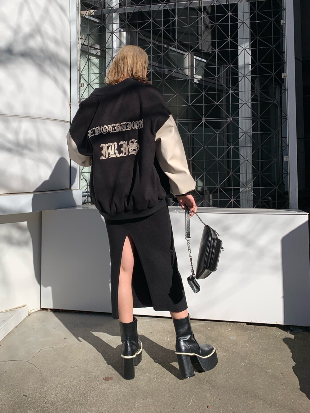 その他のスタジャン、ブラック系のボディバッグ/ウエストポーチ、ブラック系のブーツを着用したレディースの冬コーディネートの5枚目の写真