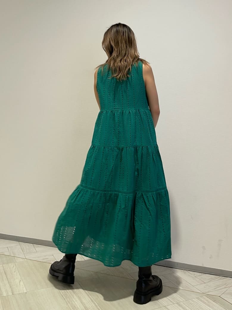 ブラック系のブーツ、グリーン系のワンピース、ベージュ系のショルダーバッグを着用したレディースの春コーディネートの4枚目の写真