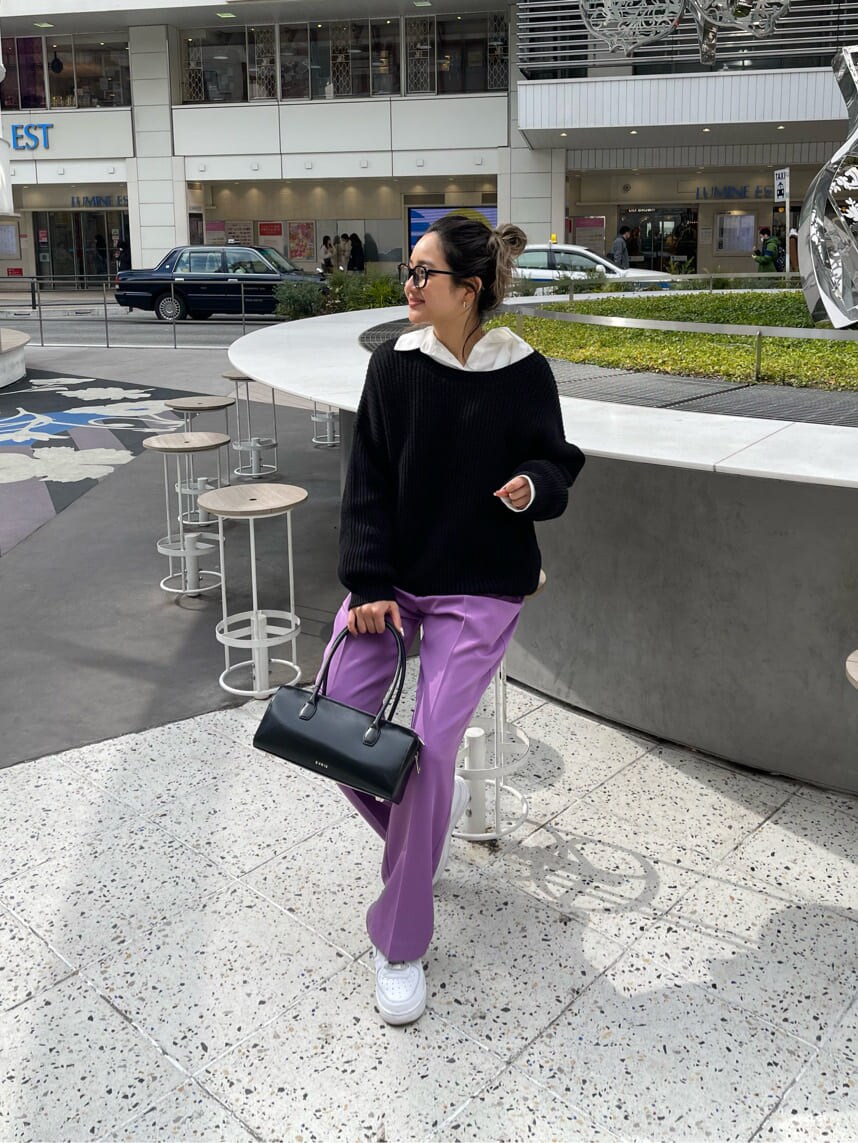 ブラック系のボストンバッグ、ホワイト系のシャツ/ブラウス、ブラック系のニット/セーターを着用したレディースの冬コーディネートの2枚目の写真