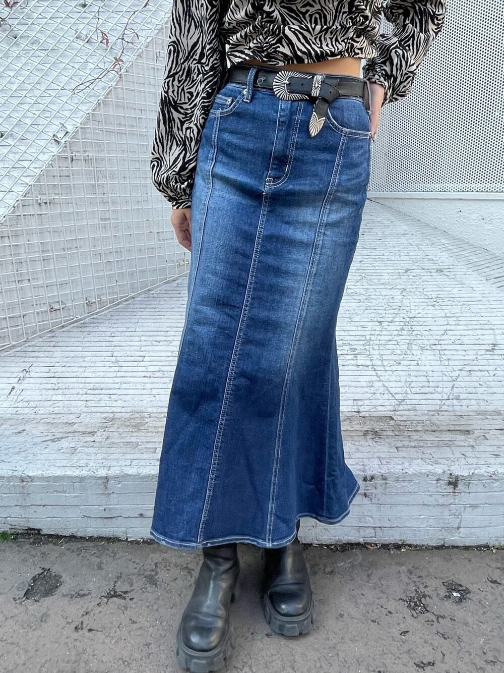 ブラック系のブーツ、ブルー系のデニムスカート、その他のシャツ/ブラウスを着用したレディースの冬コーディネートの5枚目の写真