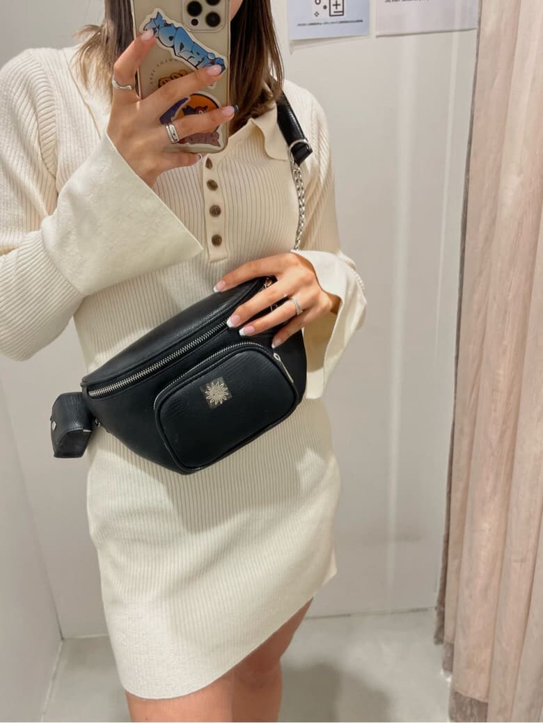 ブラック系のブーツ、ブラック系のボディバッグ/ウエストポーチ、ホワイト系のワンピースを着用したレディースの冬コーディネートの6枚目の写真