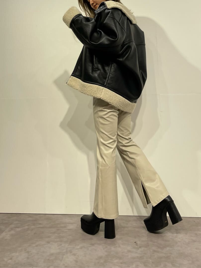 ブラック系のブルゾン、ブラック系のブーツ、ホワイト系のニット/セーターを着用したレディースの冬コーディネートの3枚目の写真