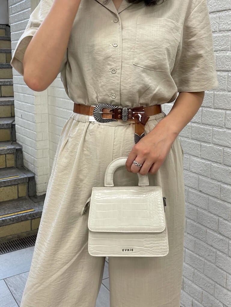 その他のサンダル、ホワイト系のつなぎ/オールインワン、ブラウン系のベルトを着用したレディースの夏コーディネートの4枚目の写真