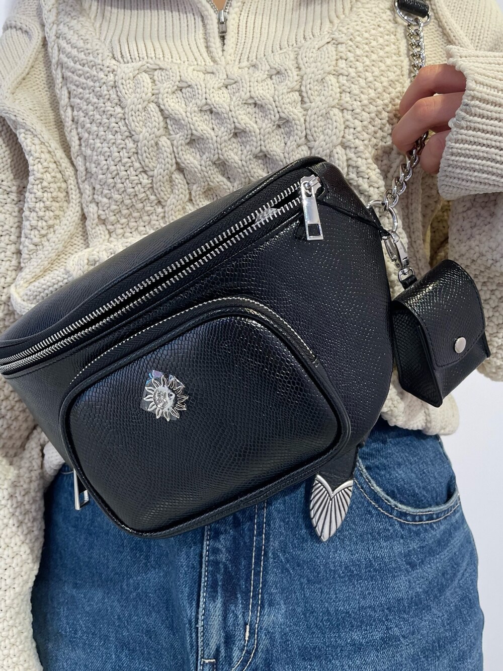 ブルー系のデニムスカート、ブラック系のブーツ、ホワイト系のニット/セーターを着用したレディースの冬コーディネートの7枚目の写真