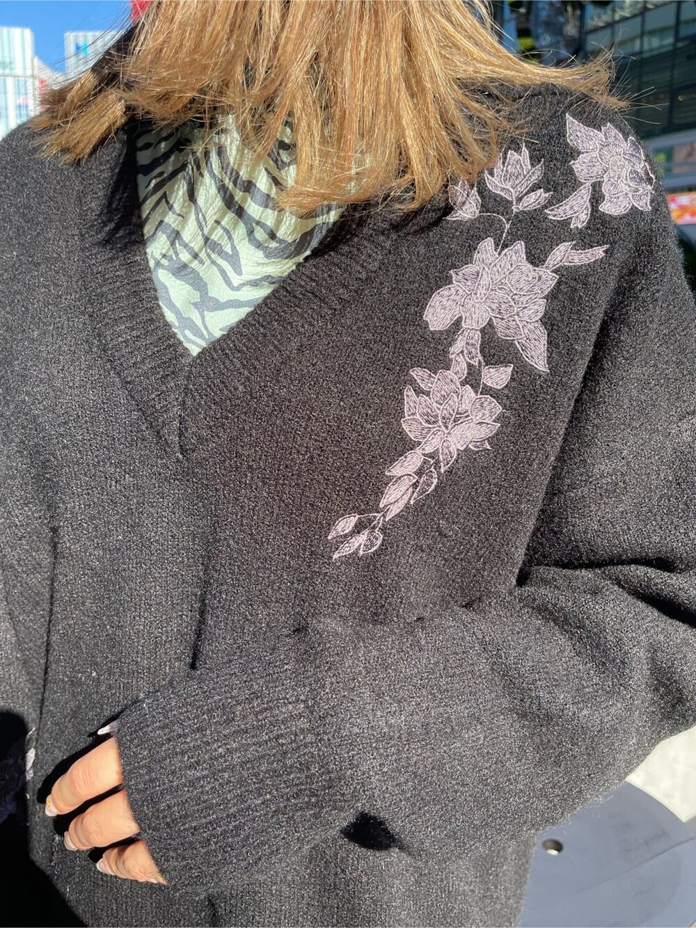 ブラック系のブーツ、グリーン系のワンピース、ブラック系のニット/セーターを着用したレディースの冬コーディネートの5枚目の写真