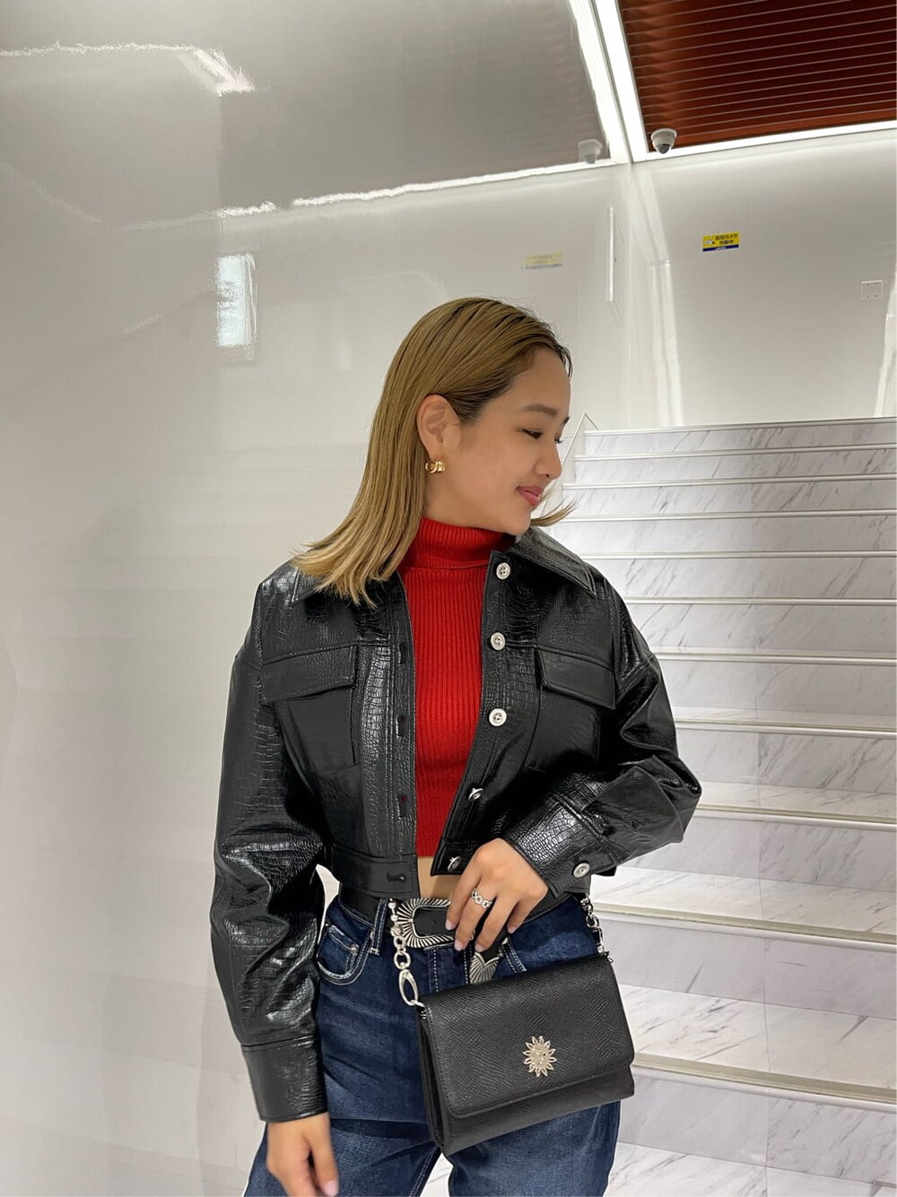 ブラック系のテーラードジャケット、その他のブーツ、ブラック系のショルダーバッグを着用したレディースの秋コーディネートの7枚目の写真