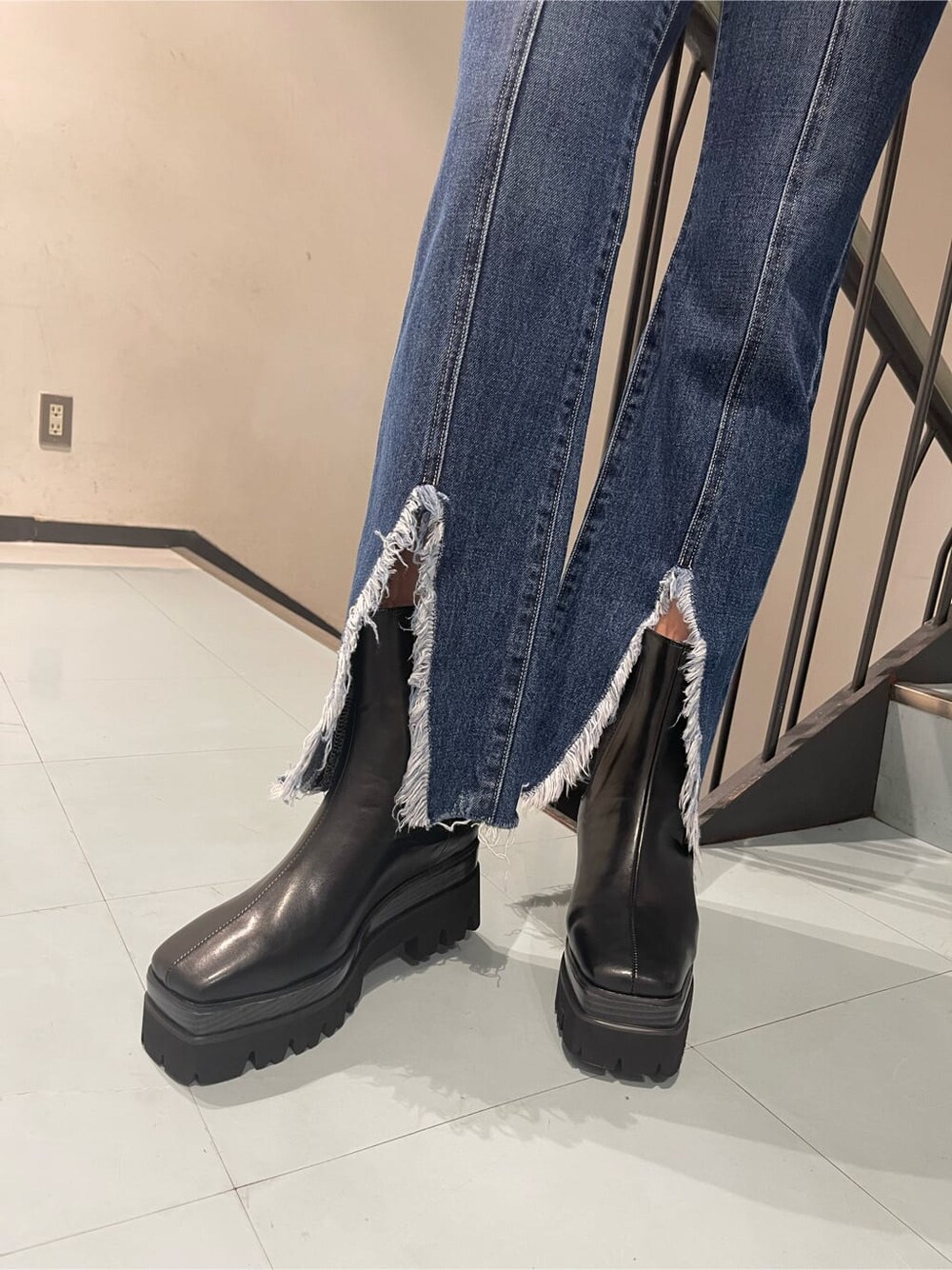 ホワイト系のTシャツ/カットソー、ブラック系のブーツ、ブルー系のデニムパンツを着用したレディースの春コーディネートの7枚目の写真