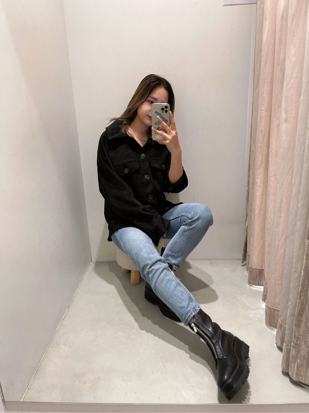 ブラック系のシャツ/ブラウス、ブラック系のブーツ、ゴールド系のリングを着用したレディースの冬コーディネートの3枚目の写真