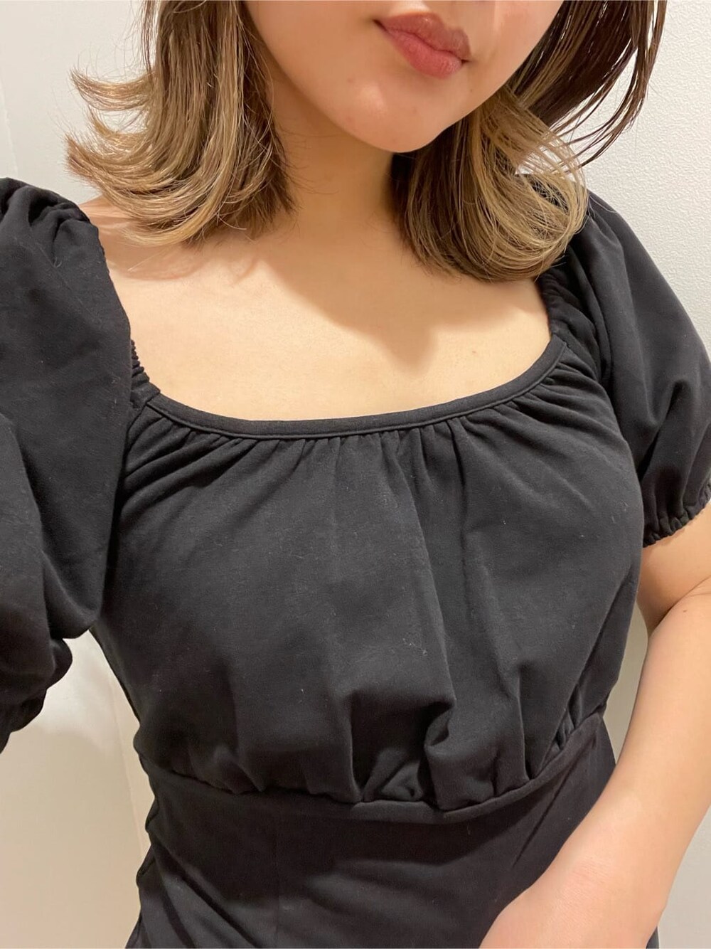 ブラック系のサンダル、ブラック系のワンピース、グリーン系のショルダーバッグを着用したレディースの春コーディネートの4枚目の写真