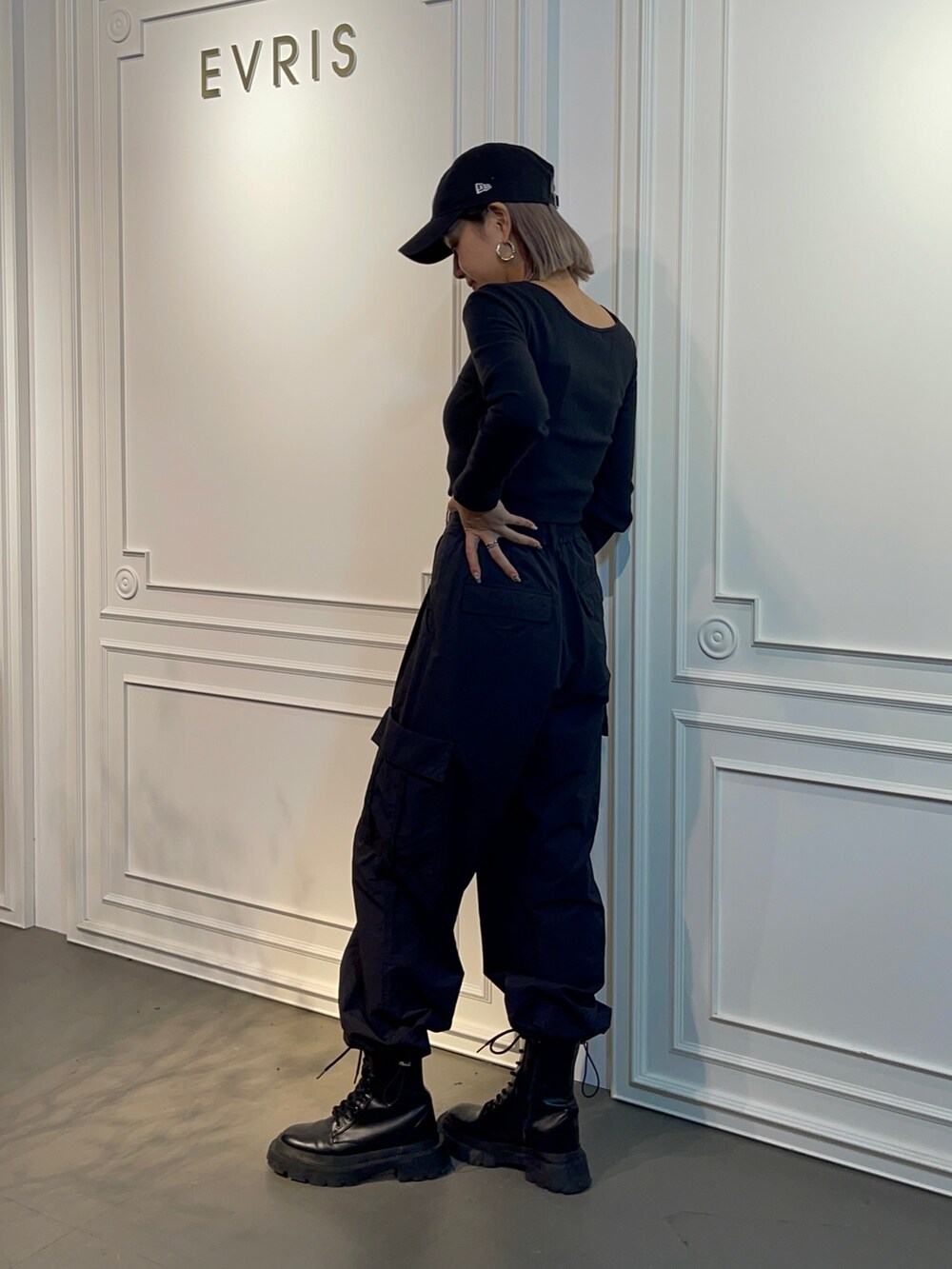 ブラック系のカーゴパンツ、ブラック系のブーツ、ブラック系のTシャツ/カットソーを着用したレディースの秋コーディネートの2枚目の写真