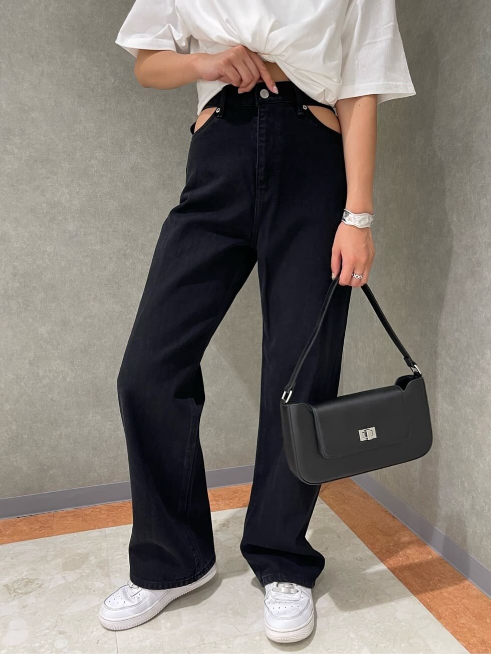 ブラック系のショルダーバッグ、ホワイト系のTシャツ/カットソー、ブラック系のデニムパンツを着用したレディースの夏コーディネートの8枚目の写真