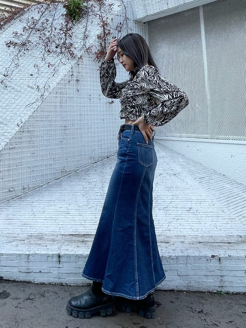 ブラック系のブーツ、ブルー系のデニムスカート、その他のシャツ/ブラウスを着用したレディースの冬コーディネートの2枚目の写真