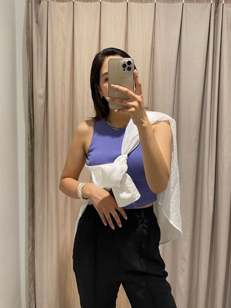 ブラック系のその他パンツ、パープル系のタンクトップ、ホワイト系のサンダルを着用したレディースの夏コーディネートの3枚目の写真