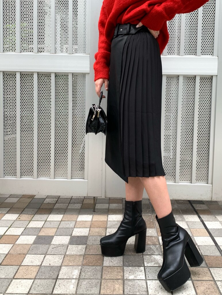 レッド系のニット/セーター、ブラック系のスカートを着用したレディースの秋コーディネートの4枚目の写真
