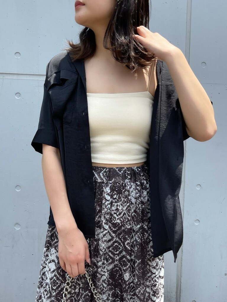 その他のスラックス、ブラック系のシャツ/ブラウスを着用したレディースの夏コーディネートの4枚目の写真