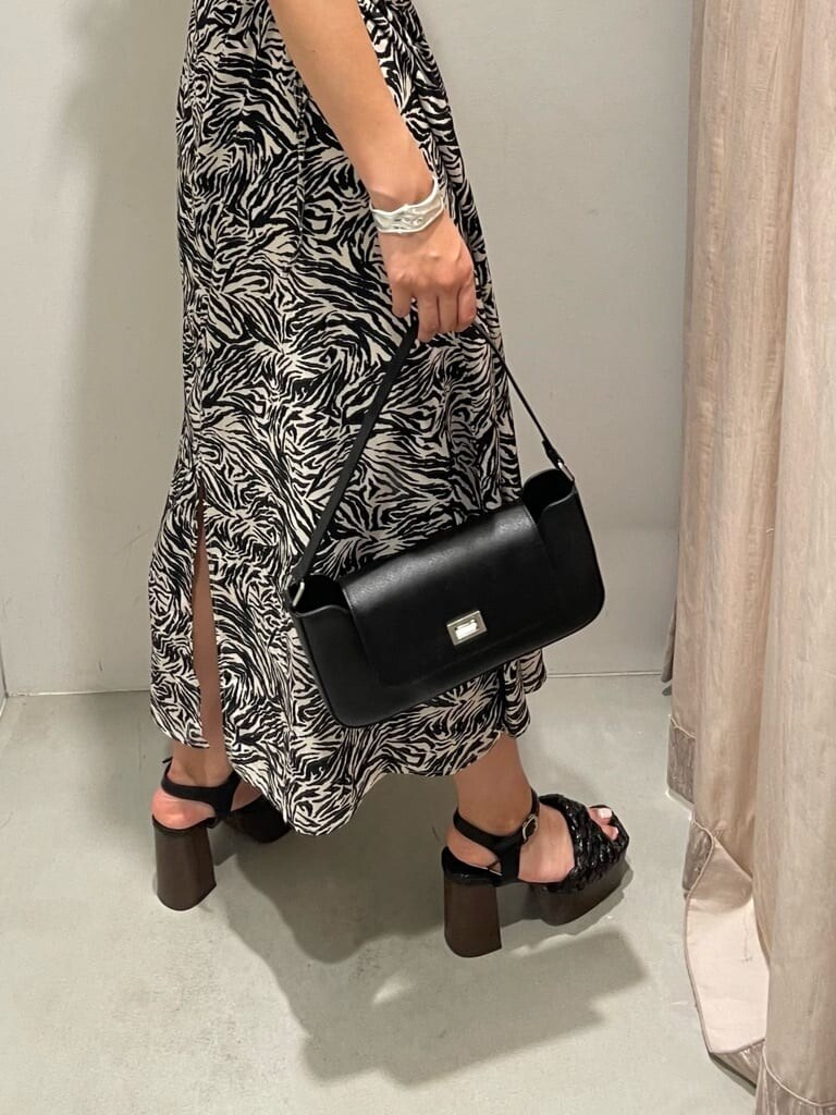 その他のワンピース、ブラック系のショルダーバッグ、ブラック系のサンダルを着用したレディースの夏コーディネートの6枚目の写真