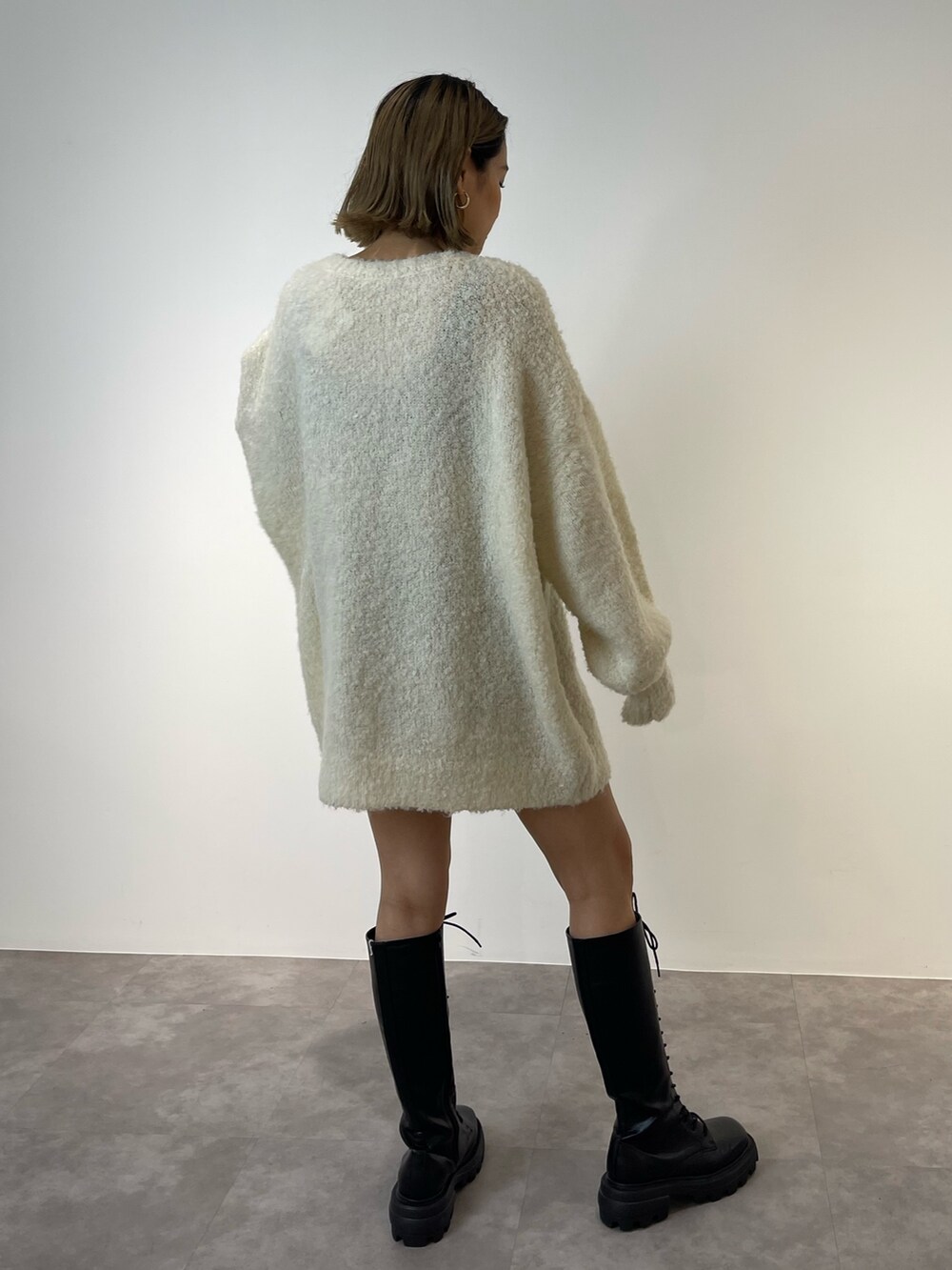 ブラック系のブーツ、ホワイト系のニット/セーターを着用したレディースの秋コーディネートの3枚目の写真