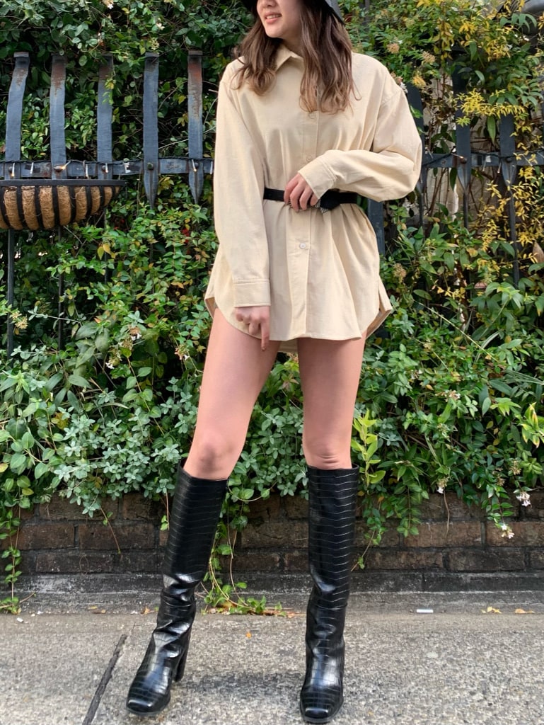 ベージュ系のシャツ/ブラウス、ブラック系のハット、ブラック系のベルトを着用したレディースの冬コーディネートの3枚目の写真