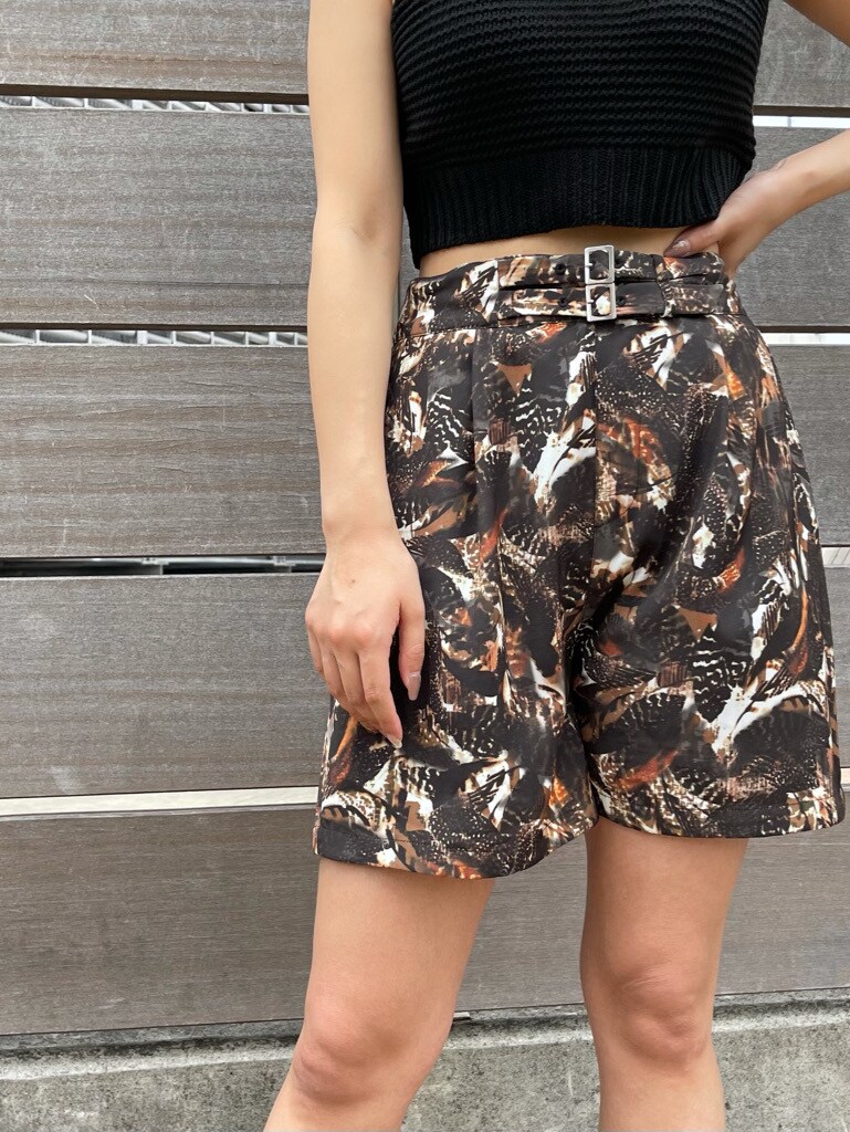 その他のサンダル、ブラック系のタンクトップ、その他のその他パンツを着用したレディースの夏コーディネートの5枚目の写真