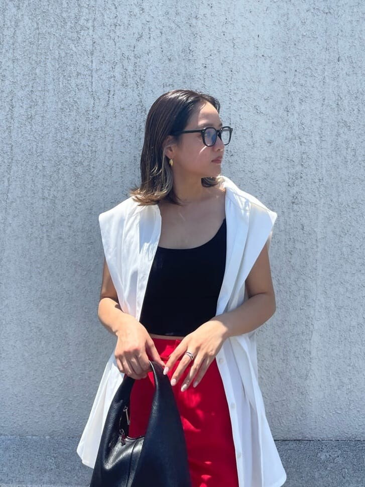 ブラック系のハンドバッグ、ブラック系のキャミソール、ホワイト系のシャツ/ブラウスを着用したレディースの夏コーディネートの4枚目の写真