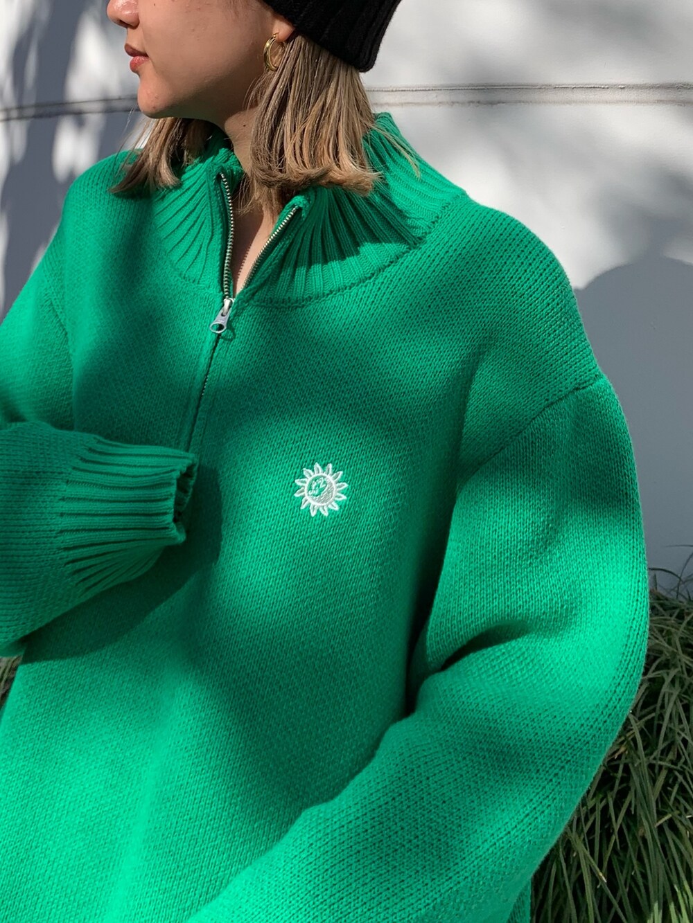 ブラック系のブーツ、グリーン系のニット/セーターを着用したレディースの冬コーディネートの5枚目の写真