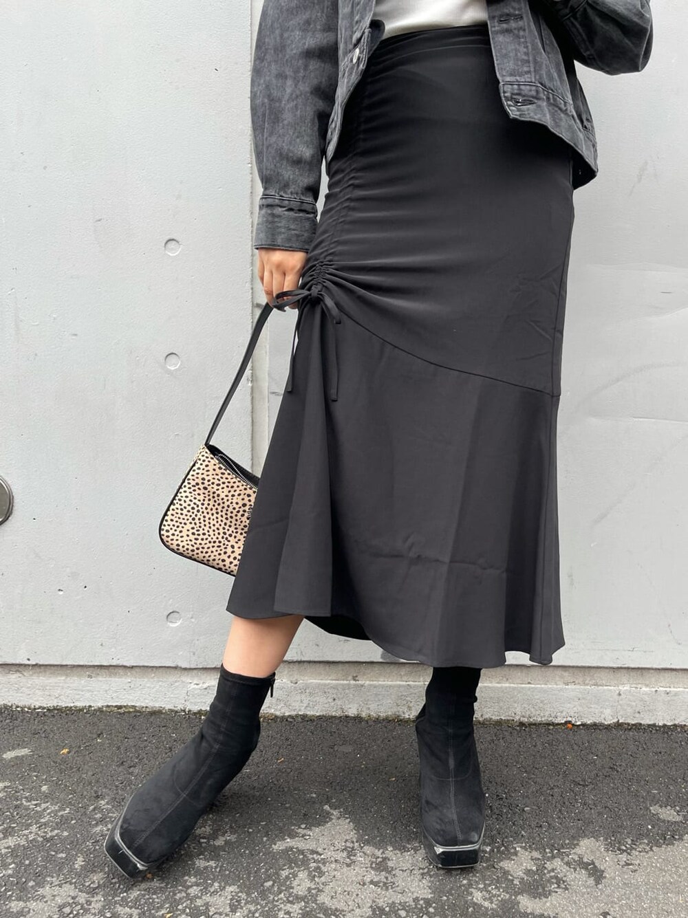 その他のショルダーバッグ、ブラック系のスカート、ブラック系のデニムジャケットを着用したレディースの秋コーディネートの5枚目の写真