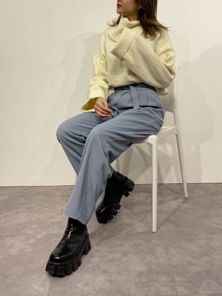 その他のブーツ、ホワイト系のニット/セーター、ブルー系のその他パンツを着用したレディースの冬コーディネートの7枚目の写真