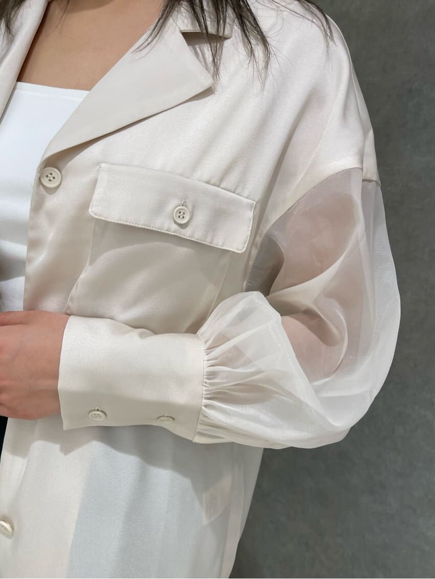 ホワイト系のタンクトップ、グリーン系のスラックス、ホワイト系のシャツ/ブラウスを着用したレディースの春コーディネートの8枚目の写真