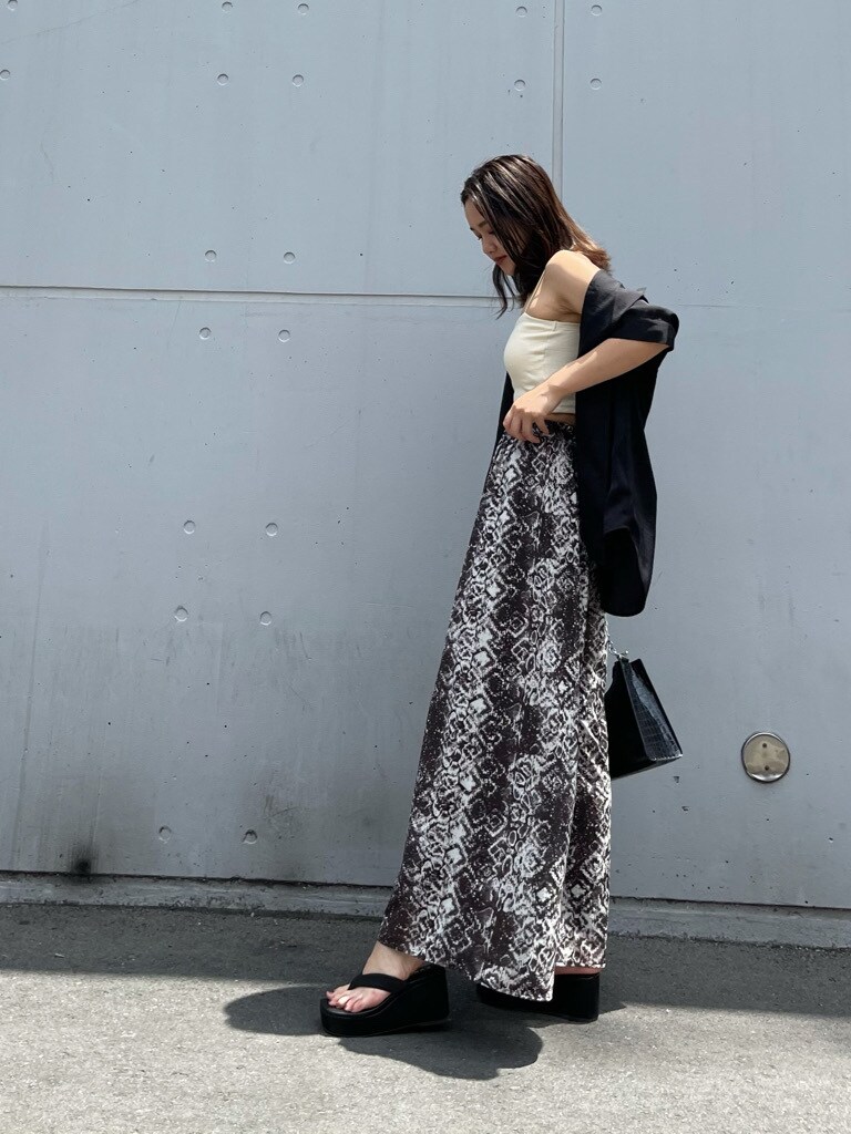 その他のスラックス、ブラック系のシャツ/ブラウスを着用したレディースの夏コーディネートの2枚目の写真